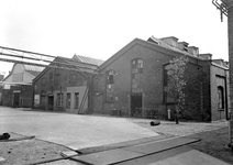 839445 Gezicht op een van de gebouwen van de Hoofdwerkplaats van de N.S. te Haarlem.